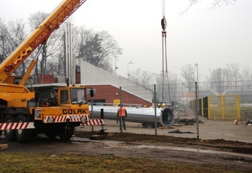 Potężne maszty oświetleniowe stają na stadionie 